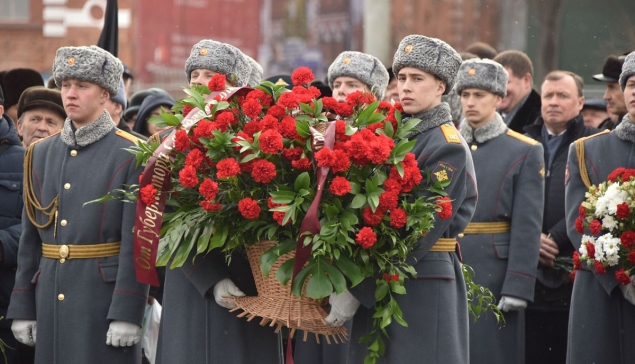 Церемония возложения цветов к памятнику состоялась на привокзальной площади, которая с 1983 года была переименована в площадь Уральского добровольческого танкового корпуса 